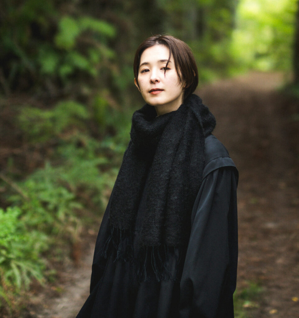 YOROKE モヘヤシルクストール 巻いている様子の画像