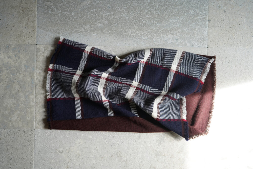 NECKABLE ウールスヌード　チェック　生地の写真