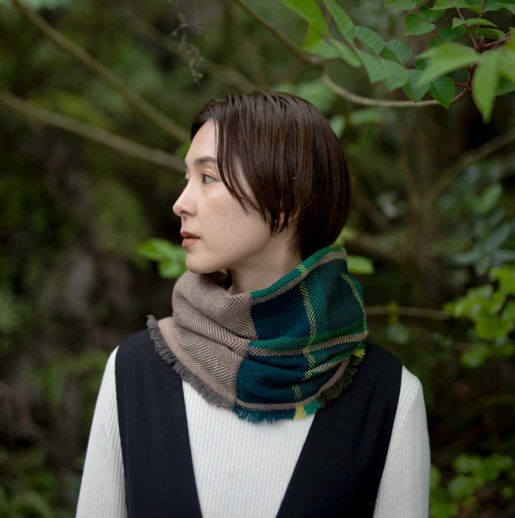 NECKABLE ウールスヌード　チェック　女性着用画像　ネックウォーマー