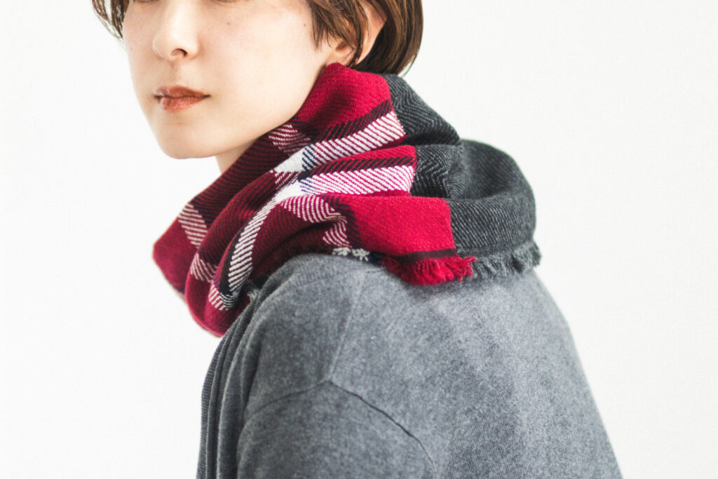 NECKABLE ウールスヌード　チェック　女性着用画像　ネックウォーマー