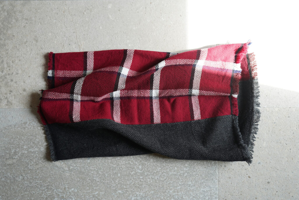 NECKABLE ウールスヌード　チェック　生地の写真