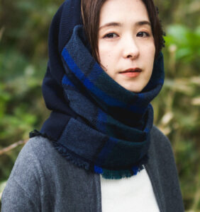 NECKABLE ウールスヌード　チェック　女性着用画像　ネックウォーマー