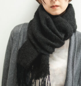 YOROKE モヘヤシルクストール 巻いている様子の画像