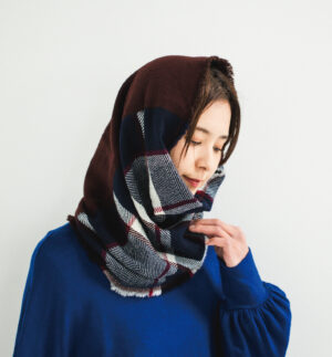 NECKABLE ウールスヌード チェック 女性着用画像 ネックウォーマー