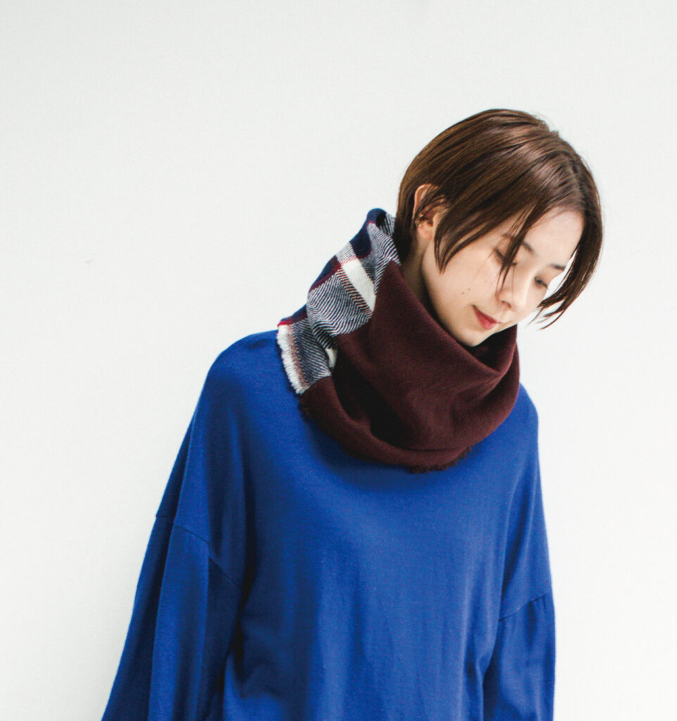 NECKABLE ウールスヌード　チェック　女性着用画像　ネックウォーマー