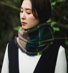 NECKABLE ウールスヌード　チェック　女性着用画像　ネックウォーマー