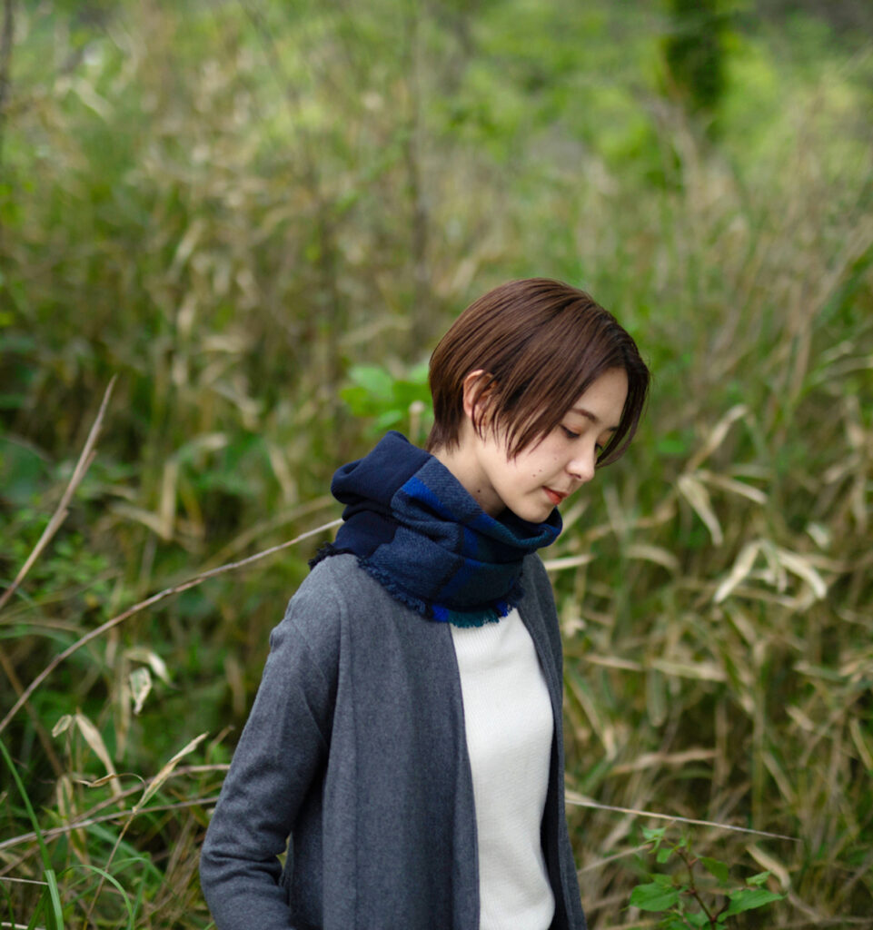 NECKABLE ウールスヌード　チェック　女性着用画像　ネックウォーマー