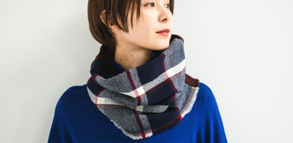 NECKABLE ウールスヌード　チェック　女性着用画像　ネックウォーマー