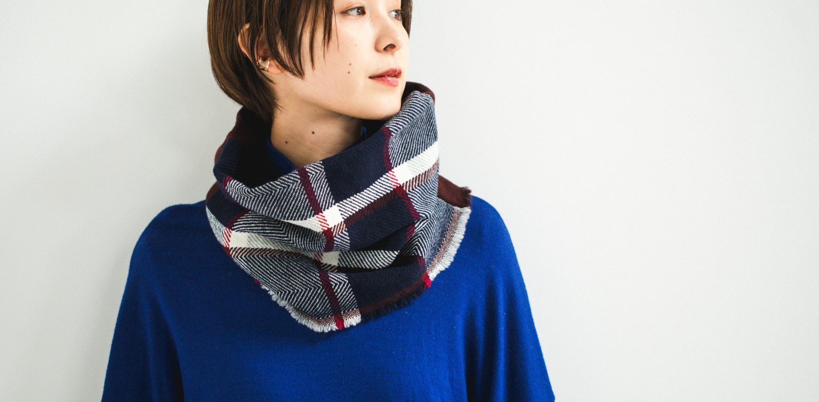 NECKABLE ウールスヌード チェック 女性着用画像 ネックウォーマー
