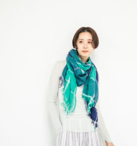 エメラルドグリーンショール 女性着用画像