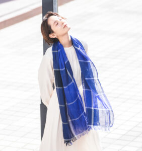 ブルーショール 女性着用画像