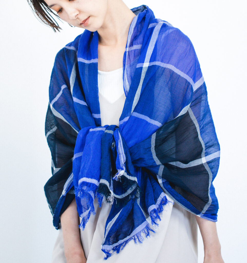 ブルーショール 女性着用画像