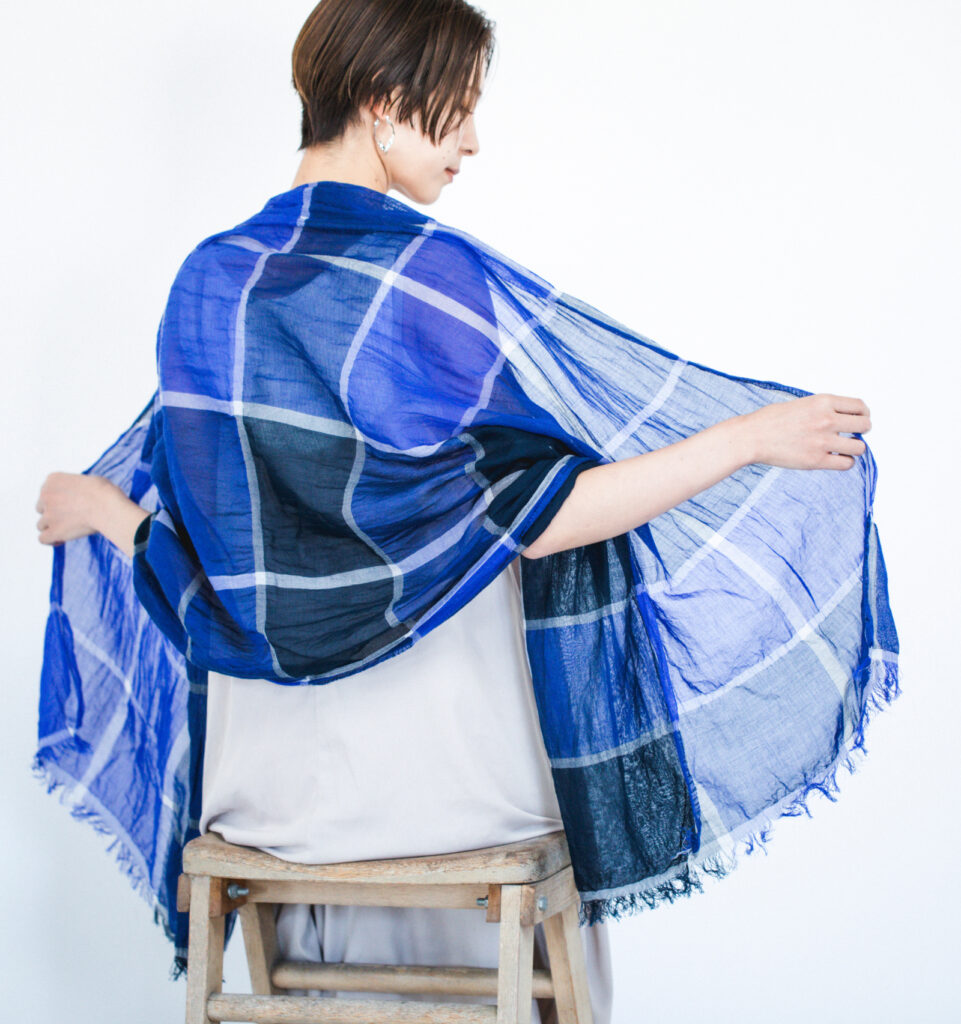 ブルーショール 女性着用画像