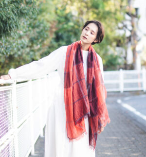 オレンジショール 女性着用画像