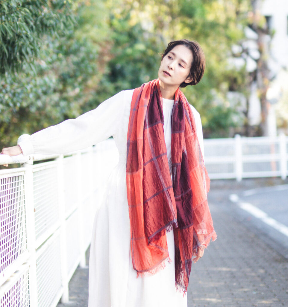 オレンジショール 女性着用画像
