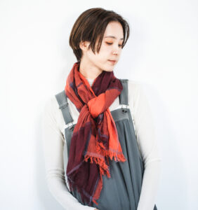 オレンジショール 女性着用画像