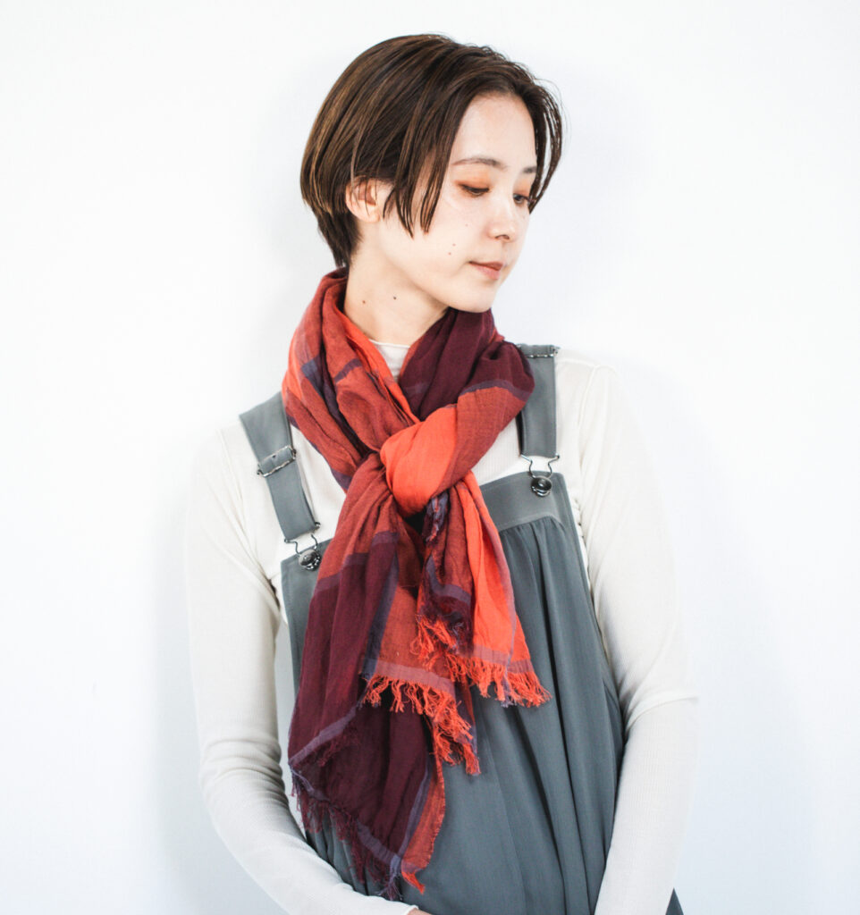 オレンジショール 女性着用画像