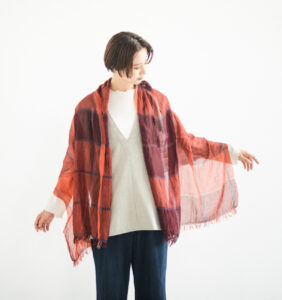 オレンジショール 女性着用画像