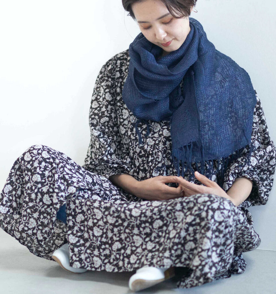 YOROKEリネンシルクストール　ジーンズ　着用画像