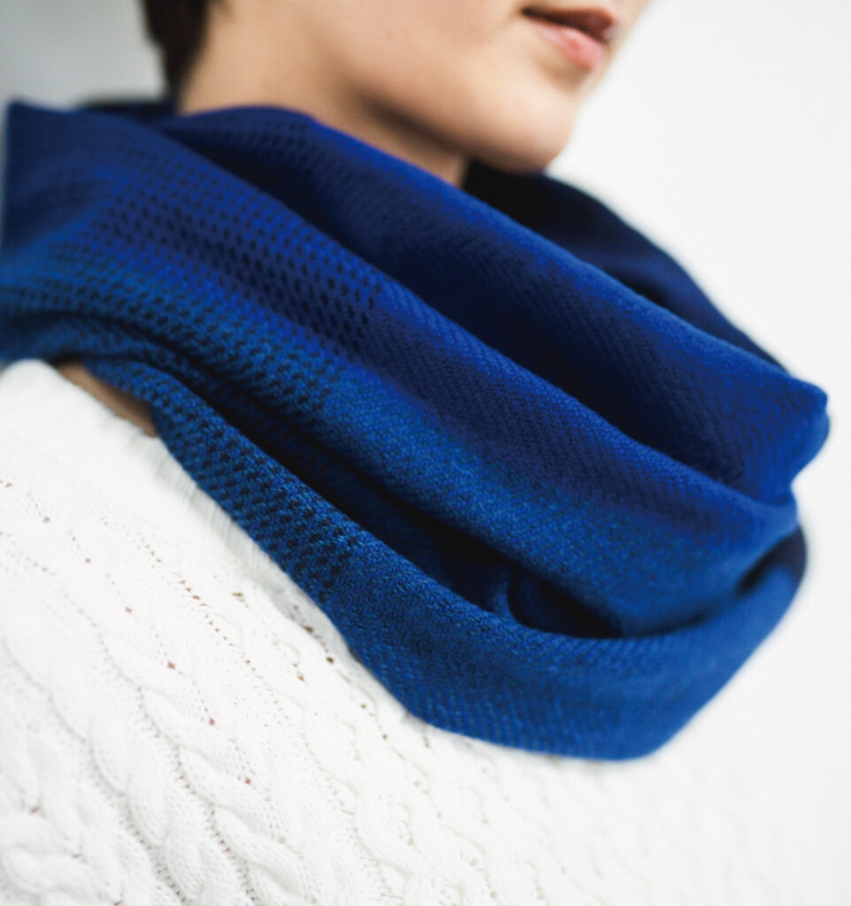 NECKABLE ウールスヌード クロスカラー ブルー 着用写真 首まわり