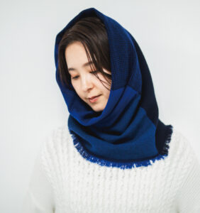 NECKABLE ウールスヌード クロスカラー ブルー 着用写真 パーカー状態