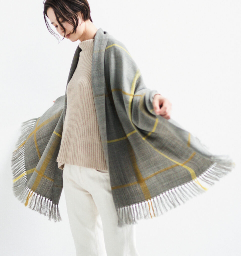 AYA ウールショール ウィンドウペーン グレージュ 商品着用写真