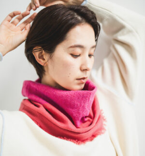 NECKABLE ウールフレアスヌード 着用画像 ピンク色