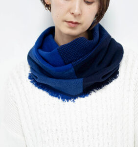 NECKABLE ウールスヌード クロスカラー ブルー着用画像