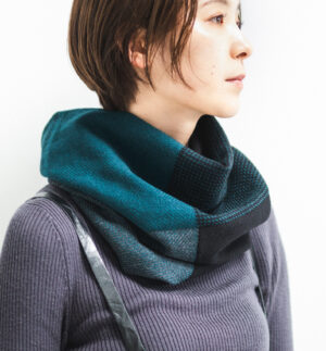 NECKABLE ウールスヌード クロスカラー グリーン 着用画像