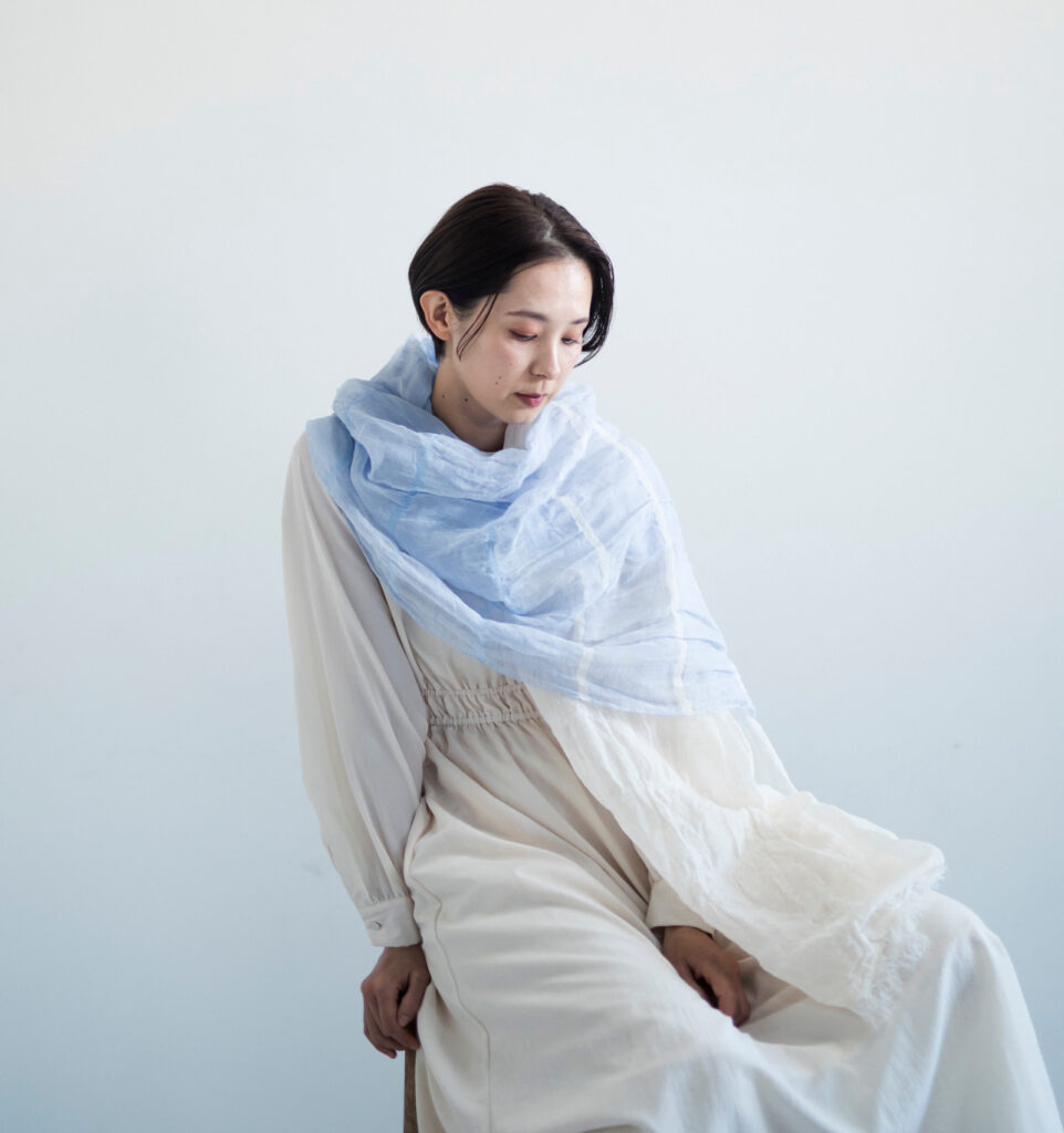 SHIBO リネンコットン ツートンショール ブルー着用画像