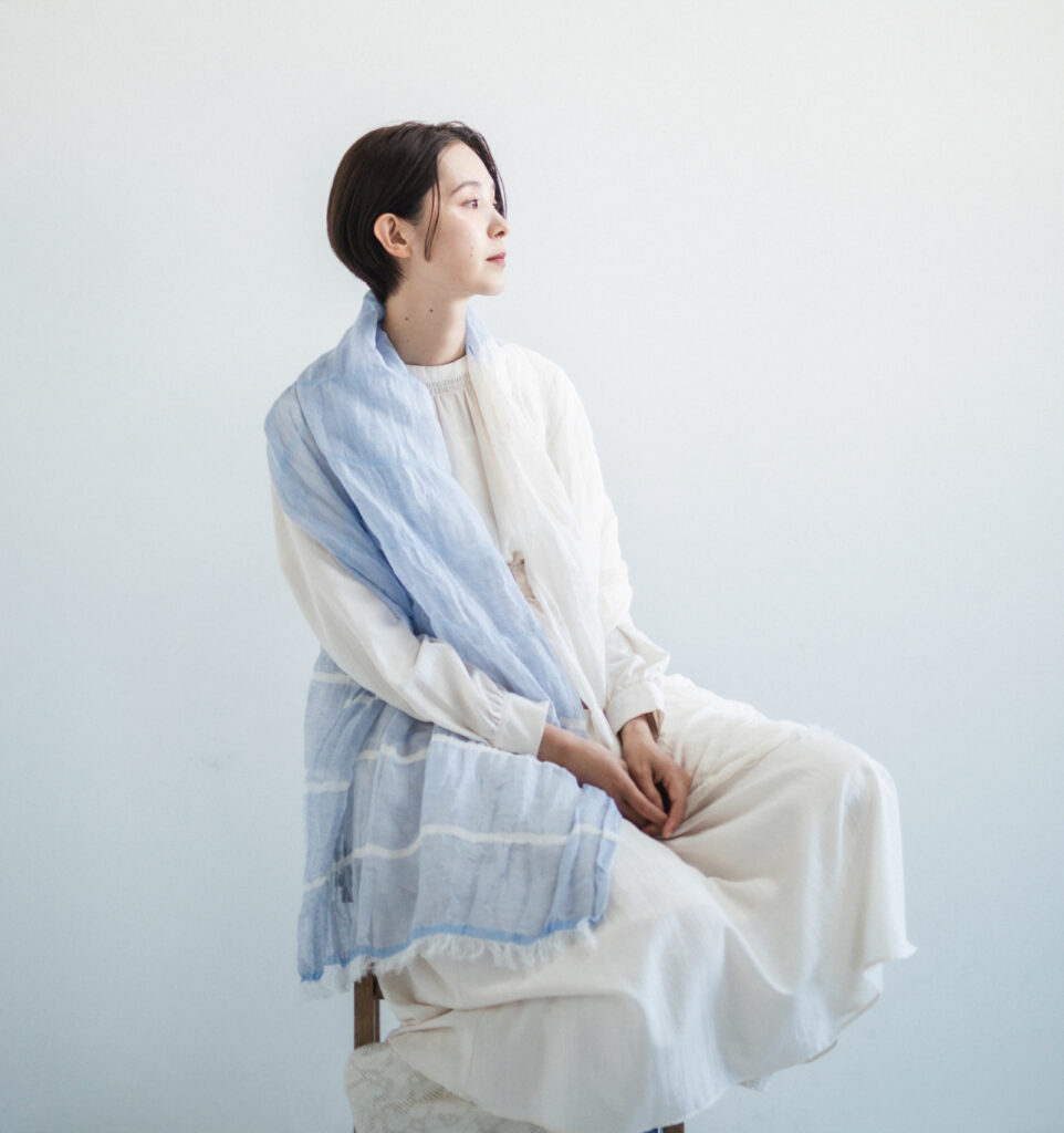 SHIBO リネンコットン ツートンショール ブルー着用画像