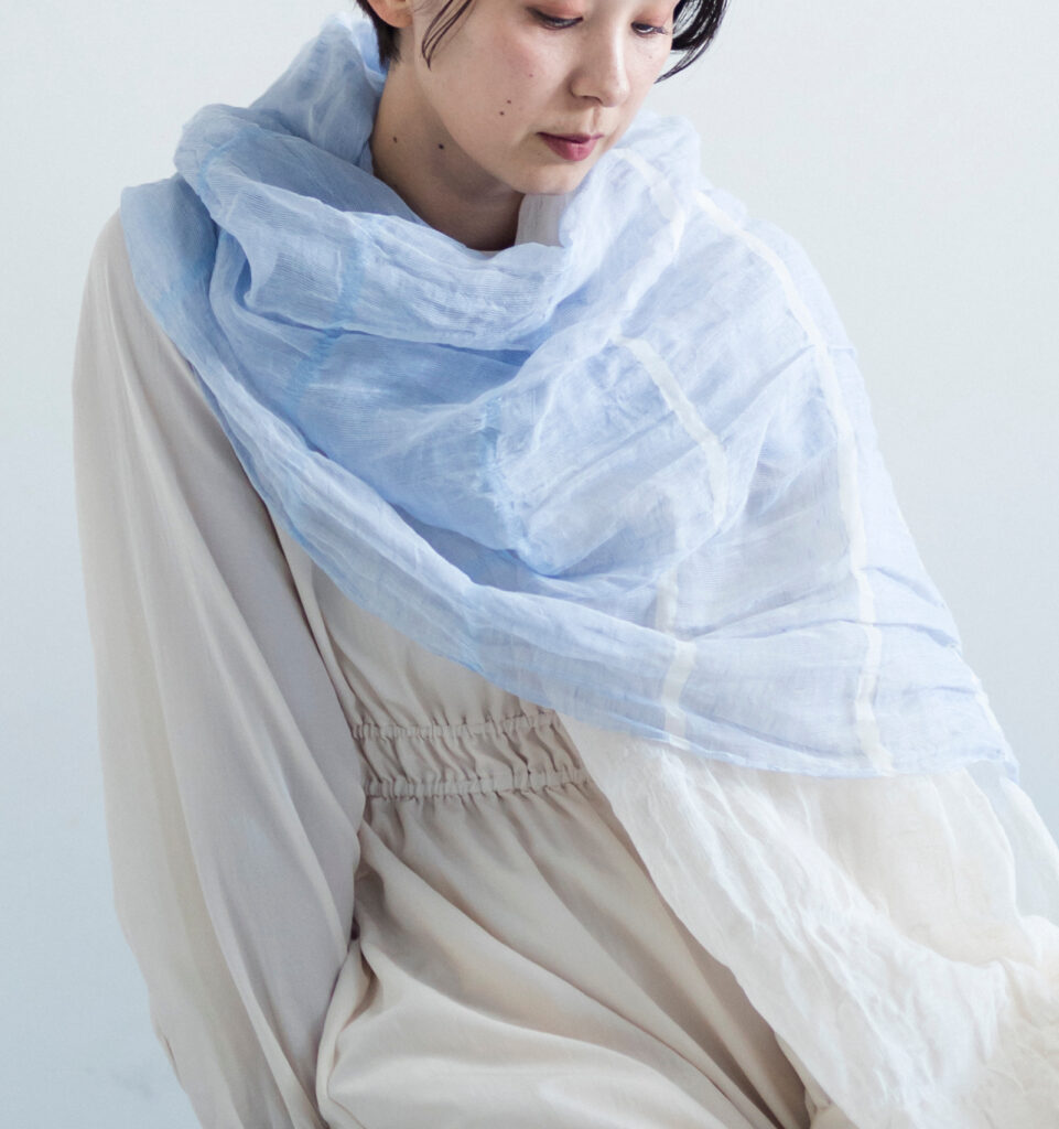 SHIBO リネンコットン ツートンショール ブルー着用画像