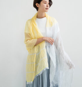 SHIBO リネンコットン ツートンショール イエロー着用画像