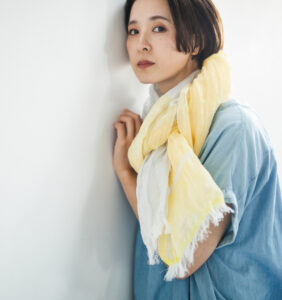 SHIBO リネンコットン ツートンショール イエロー着用画像