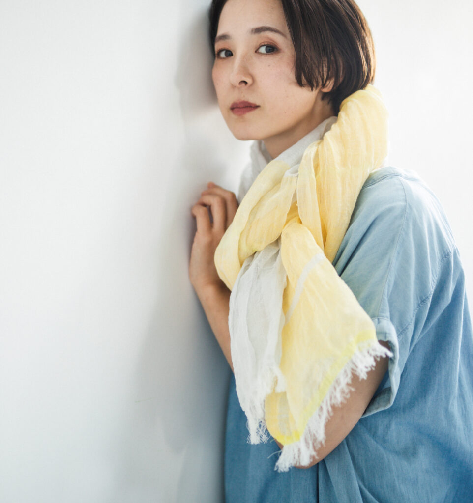 SHIBO リネンコットン ツートンショール イエロー着用画像