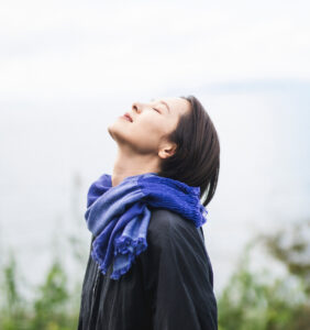 neckable long シルクコットンフレアスヌード　ブルー　着用画像