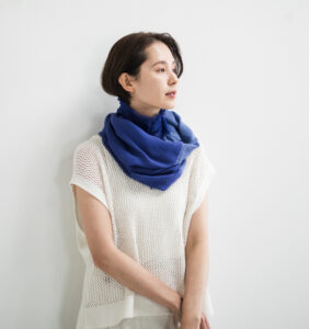 neckable long シルクコットンフレアスヌード　ブルー　着用画像