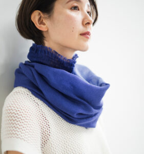 neckable long シルクコットンフレアスヌード　ブルー　着用画像