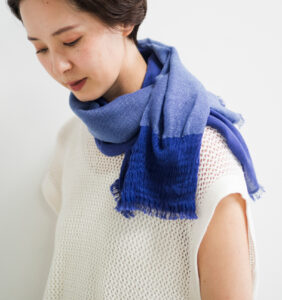 neckable long シルクコットンフレアスヌード　ブルー　着用画像
