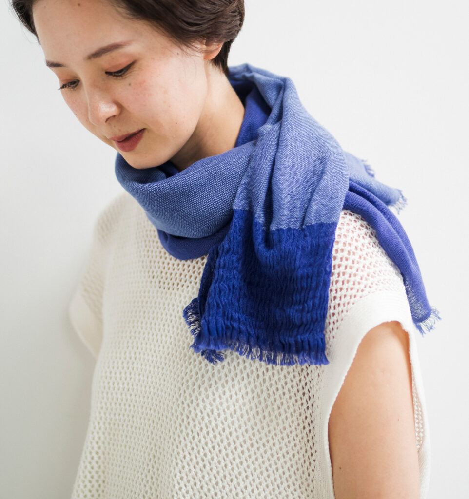 neckable long シルクコットンフレアスヌード　ブルー　着用画像