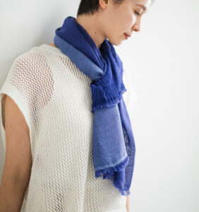 neckable long シルクコットンフレアスヌード　ブルー　着用画像