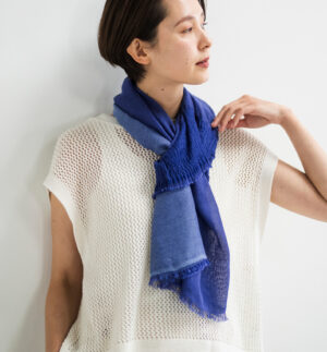 neckable long シルクコットンフレアスヌード　ブルー　着用画像