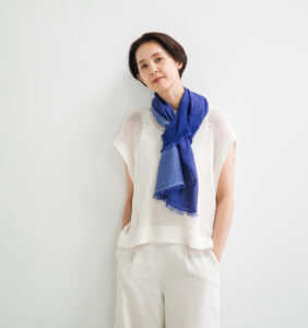 neckable long シルクコットンフレアスヌード　ブルー　着用画像