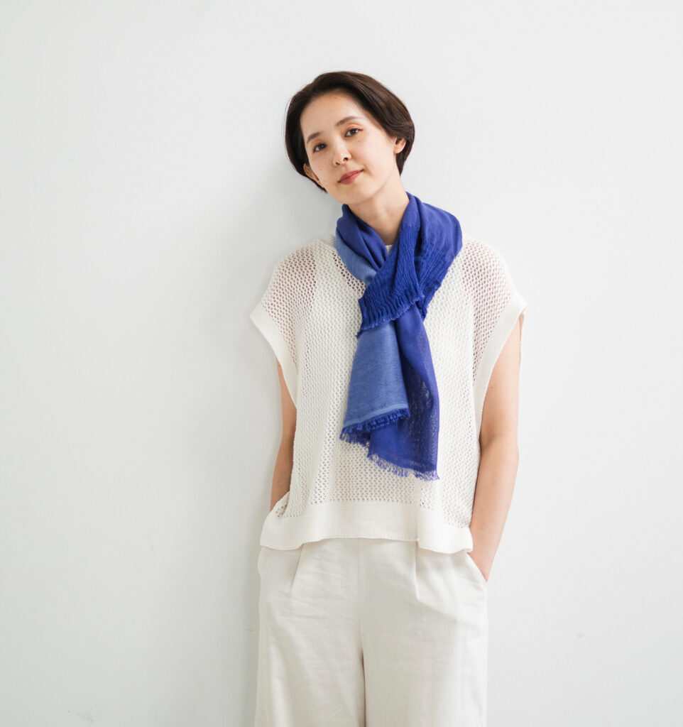 neckable long シルクコットンフレアスヌード　ブルー　着用画像