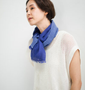 neckable long シルクコットンフレアスヌード　ブルー　着用画像