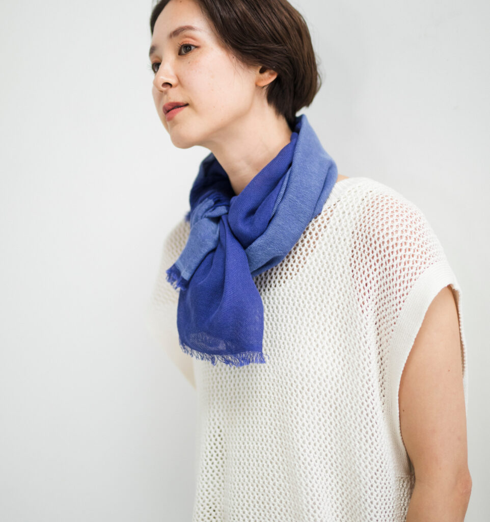 neckable long シルクコットンフレアスヌード　ブルー　着用画像