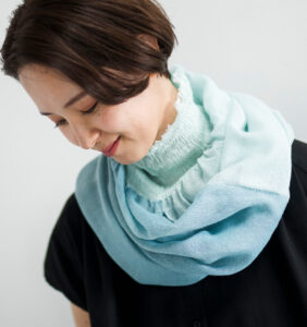 neckable long シルクコットンフレアスヌード　ミントグリーン　着用画像