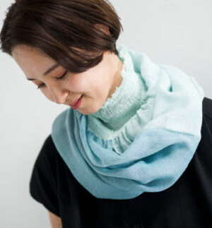 neckable long シルクコットンフレアスヌード　ミントグリーン　着用画像