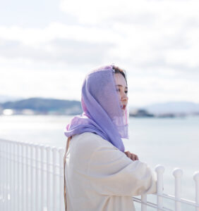 neckable long シルクコットンフレアスヌード　ラベンダーカラー　着用画像