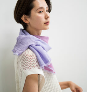 neckable long シルクコットンフレアスヌード　ラベンダーカラー　着用画像